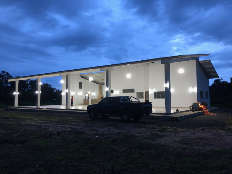 Sede iluminada à noite